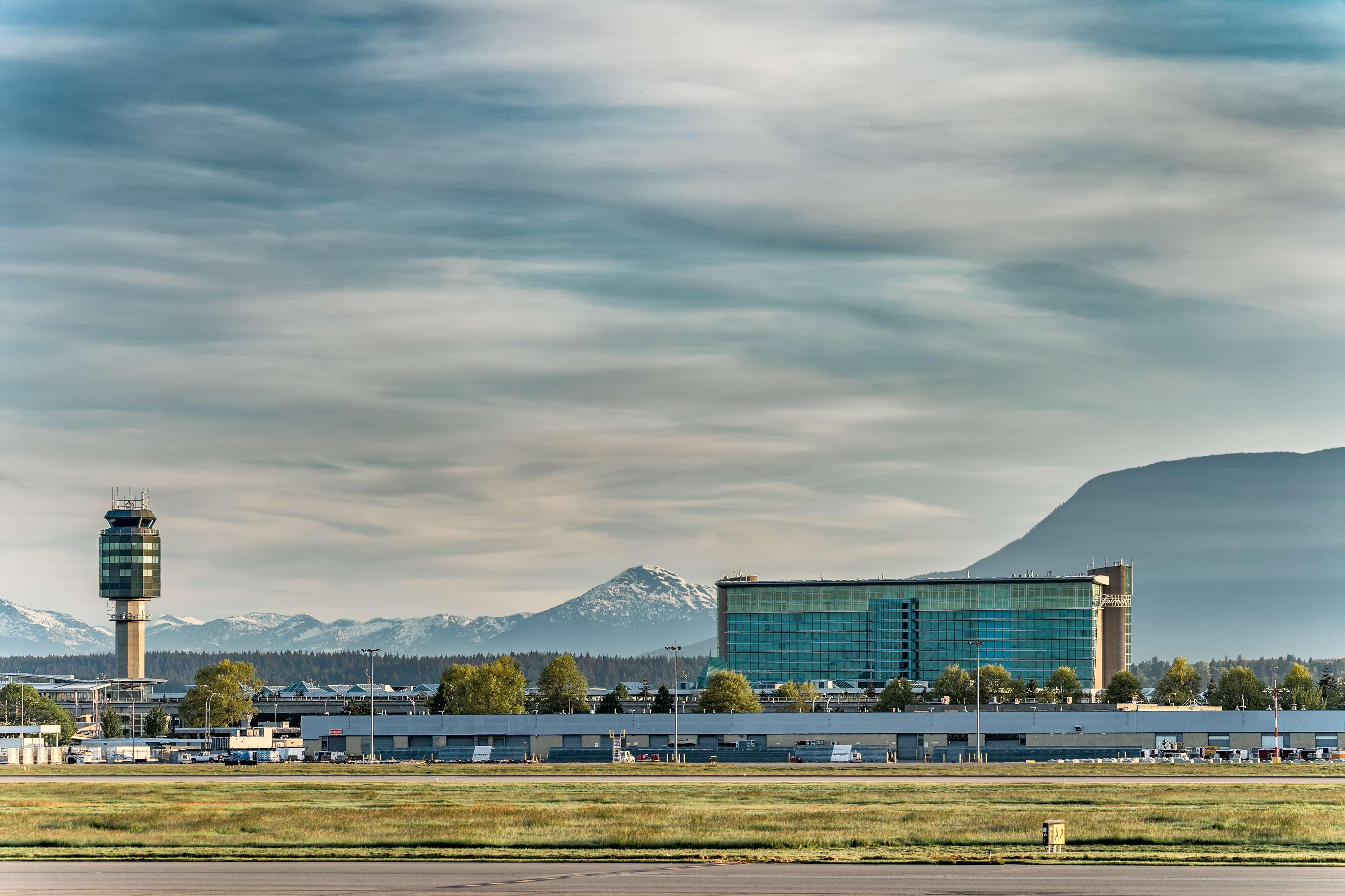 Fairmont Vancouver Airport In-Terminal Hotel Richmond Exterior photo
