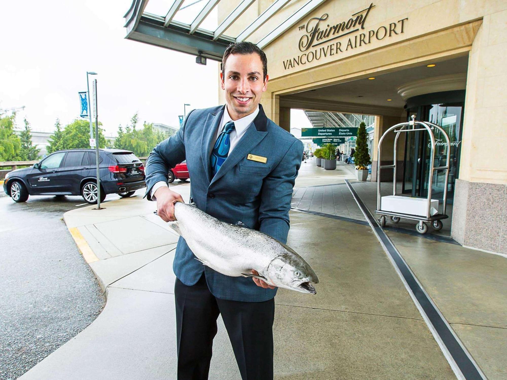 Fairmont Vancouver Airport In-Terminal Hotel Richmond Exterior photo Concierge at Vancouver International Airport